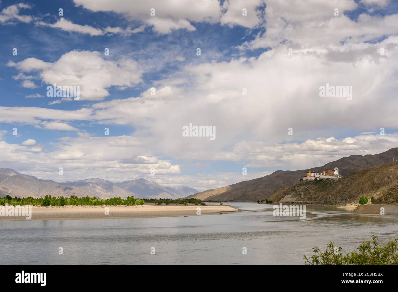 Buddhistischer Tempel vom Ufer des Lhasa-Flusses aus gesehen, Tibet Stockfoto