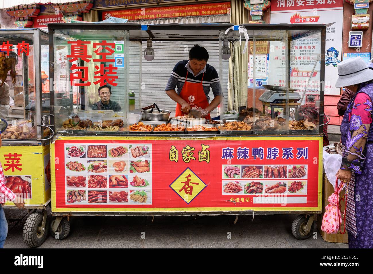 Fleischverkäufer auf dem Markt in Lhasa, Tibet Stockfoto