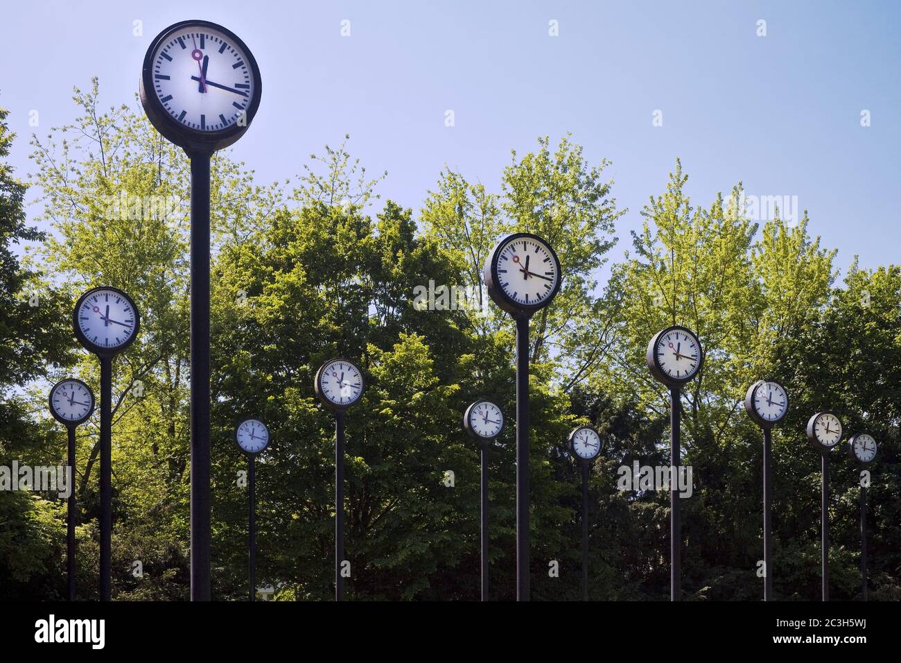 Kunstwerk Zeitfeld, 24 synchrone Stationsuhren, Künstler Klaus Rinke, Düsseldorf, Deutschland, Europa Stockfoto