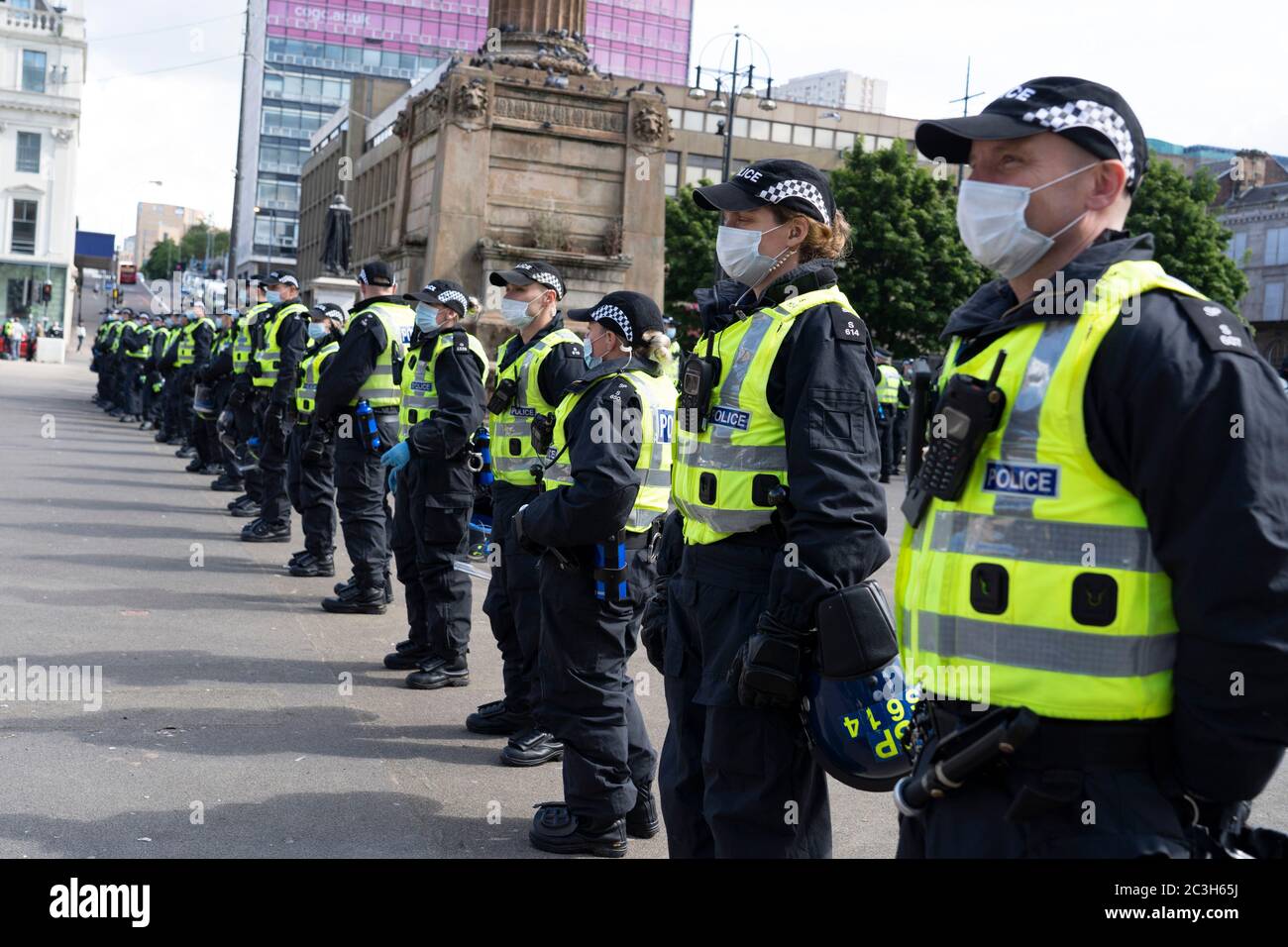 Glasgow, Schottland, Großbritannien. Juni 2020. 20 Anti-Fazisten und Pro-Flüchtling-Demonstration und Protest heute in George Square, Glasgow. Große Polizei und montiert Polizei Präsenz rund um den Platz. Loyalistische Gruppen, die das Kriegsdenkmal bewachen, waren von Polizeikordon umgeben. Iain Masterton/Alamy Live News Stockfoto