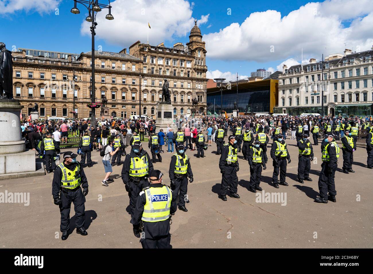 Glasgow, Schottland, Großbritannien. Juni 2020. 20 Anti-Fazisten und Pro-Flüchtling-Demonstration und Protest heute in George Square, Glasgow. Große Polizei und montiert Polizei Präsenz rund um den Platz. Loyalistische Gruppen, die das Kriegsdenkmal bewachen, waren von Polizeikordon umgeben. Iain Masterton/Alamy Live News Stockfoto