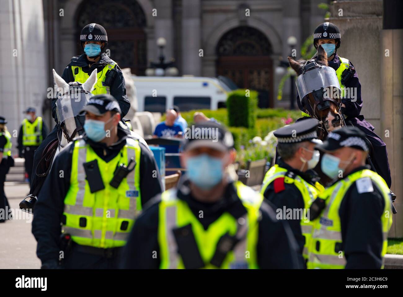 Glasgow, Schottland, Großbritannien. Juni 2020. 20 Anti-Fazisten und Pro-Flüchtling-Demonstration und Protest heute in George Square, Glasgow. Große Polizei und montiert Polizei Präsenz rund um den Platz. Loyalistische Gruppen, die das Kriegsdenkmal bewachen, waren von Polizeikordon umgeben. Iain Masterton/Alamy Live News Stockfoto