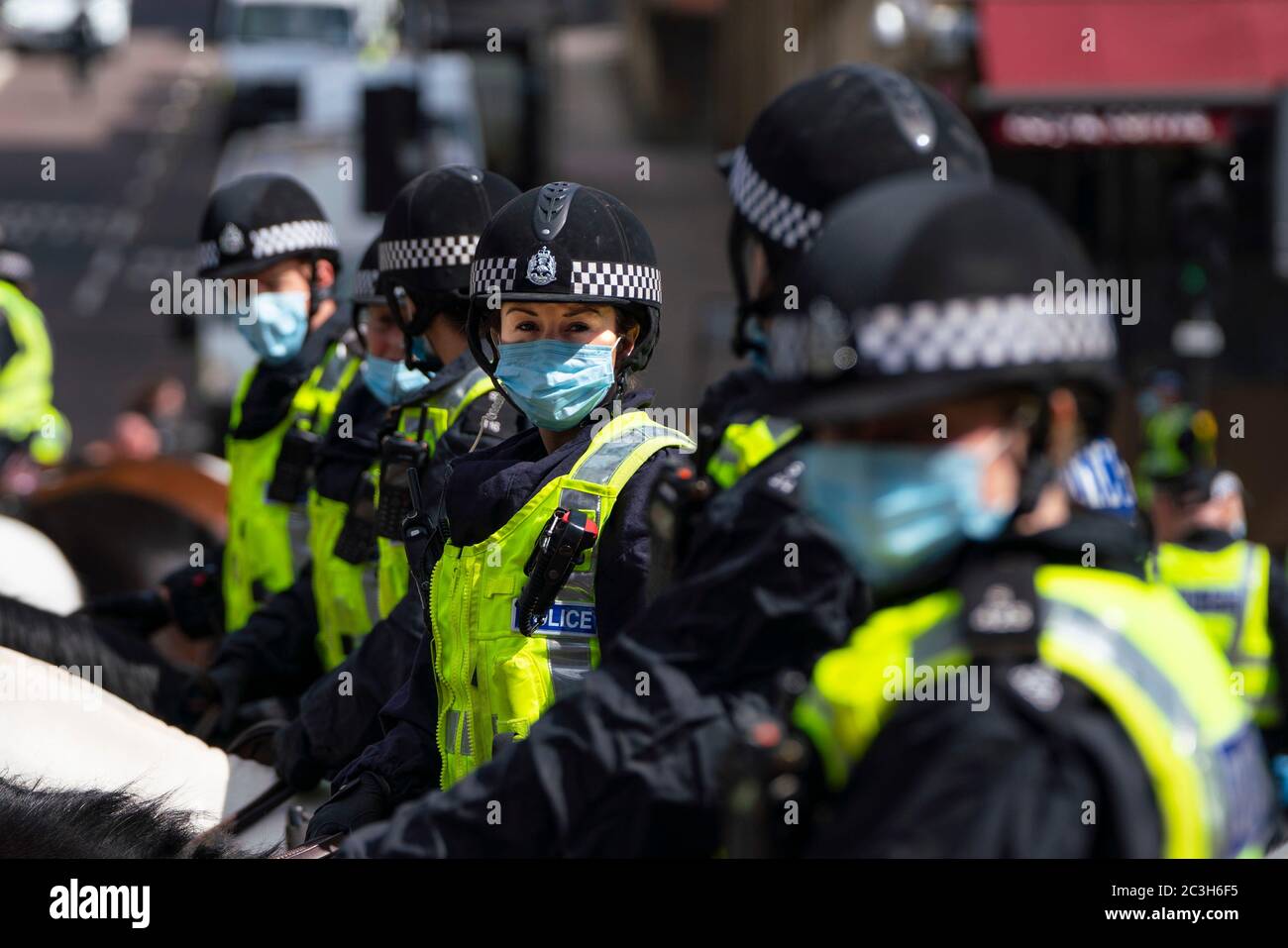 Glasgow, Schottland, Großbritannien. Juni 2020. 20 Anti-Fazisten und Pro-Flüchtling-Demonstration und Protest heute in George Square, Glasgow. Große Polizei und montiert Polizei Präsenz rund um den Platz. Loyalistische Gruppen, die das Kriegsdenkmal bewachen, waren von Polizeikordon umgeben. Iain Masterton/Alamy Live News Stockfoto