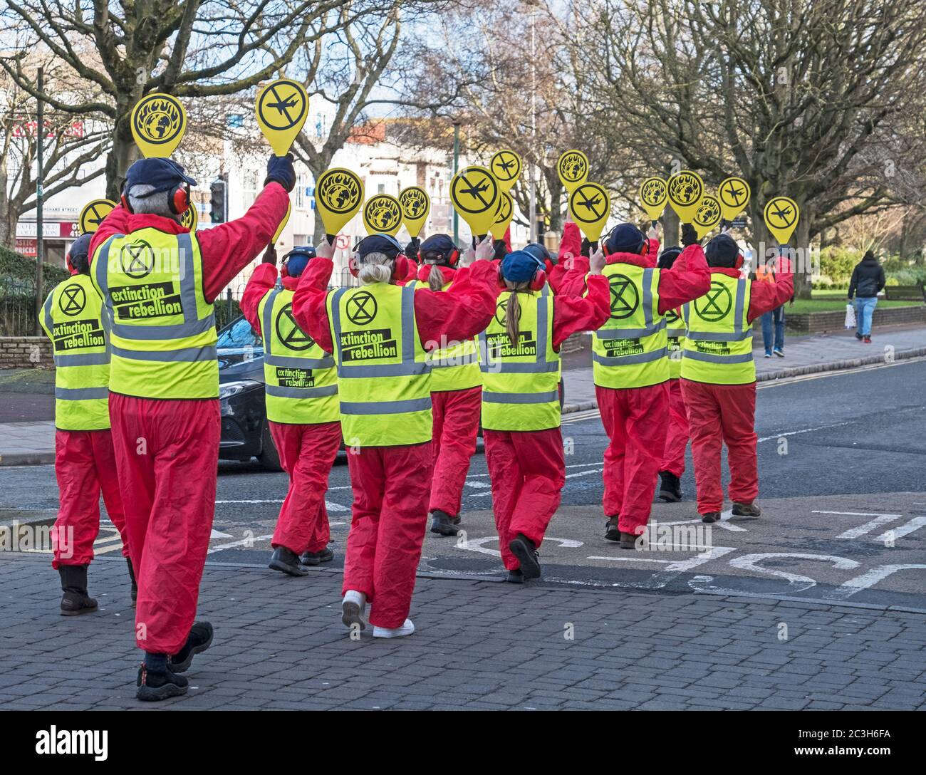 Demonstranten protestieren gegen die geplante Erweiterung des Flughafens Bristol in Weston-super-Mare, Großbritannien, am 8. Februar 2020. Stockfoto