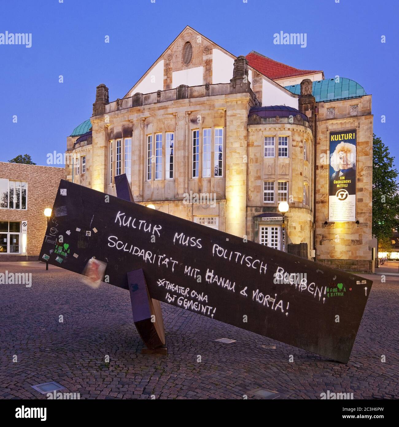 Theater am Abend mit der Plastik Same Weight - Balance von Joachim Bandau, Osnabrück Stockfoto