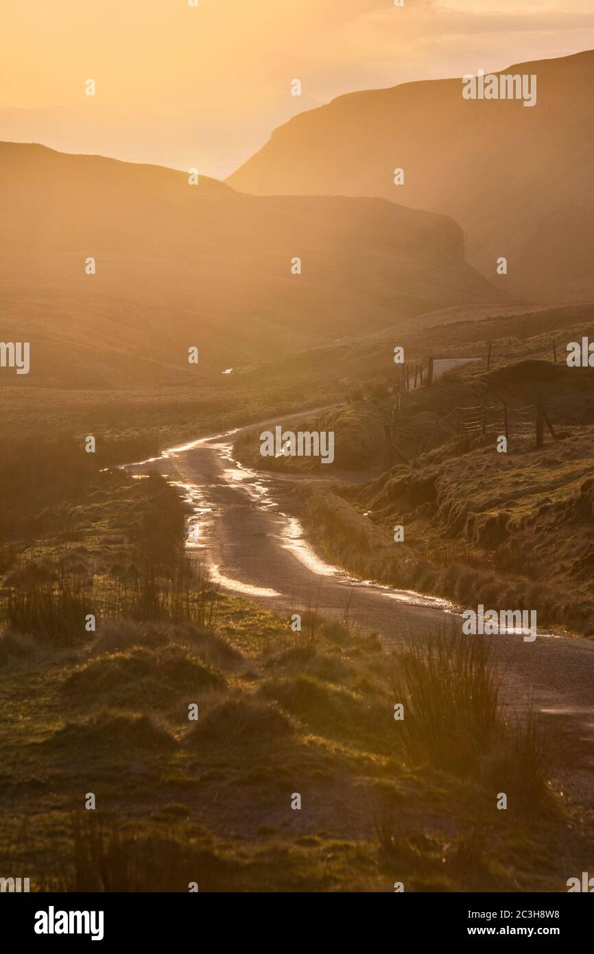 Goldene Stunde und niedriger Sonnenschein - Fahren auf der Isle of Skye, Schottland Stockfoto