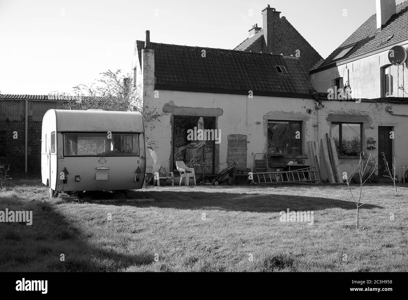 Graustufenaufnahme eines alten Hauses am Tag Stockfoto