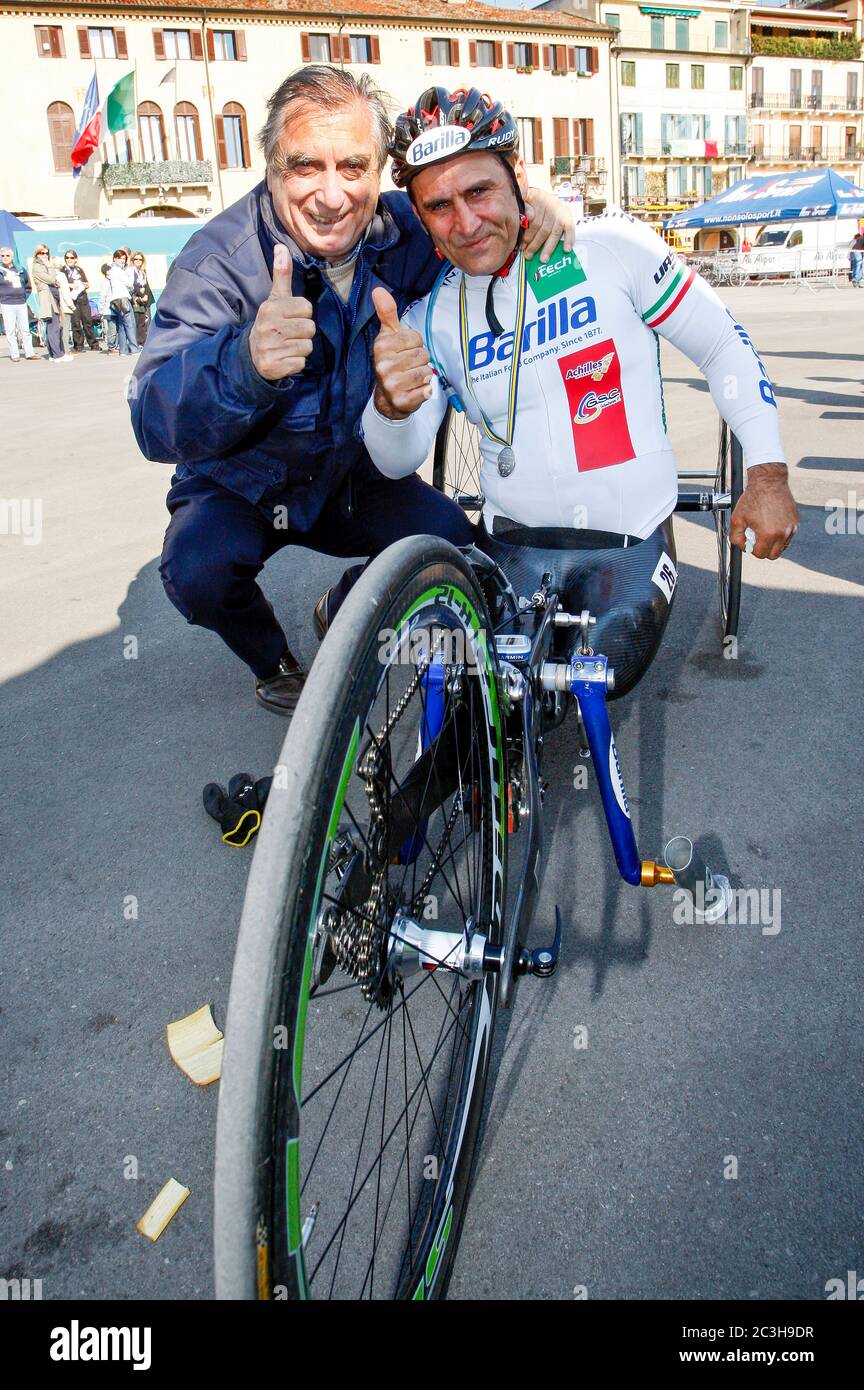 20/06/2020 Alex Zanardi Archiv/retrospektiver schwerer Unfall für Zanardi: Kollision mit einem schweren Fahrzeug, es ist sehr ernst Alex Zanardi war in einem Verkehrsunfall in der Provinz Siena, während einer der Etappen der Obiettivo Tricolore Relais, eine Reise, die unter den Teilnehmern Paralympische Athleten in Handbikes, Fahrräder oder olympischen Rollstühlen sieht beteiligt. Der Unfall ereignete sich auf der Autobahn 146 in der Gemeinde Pienza mit einem schweren Fahrzeug. Zanardi berichtete von einem Polytrauma und wurde unter sehr schweren Bedingungen per Hubschrauber ins Krankenhaus gebracht. Das sind Stunden großer Angst. Stockfoto