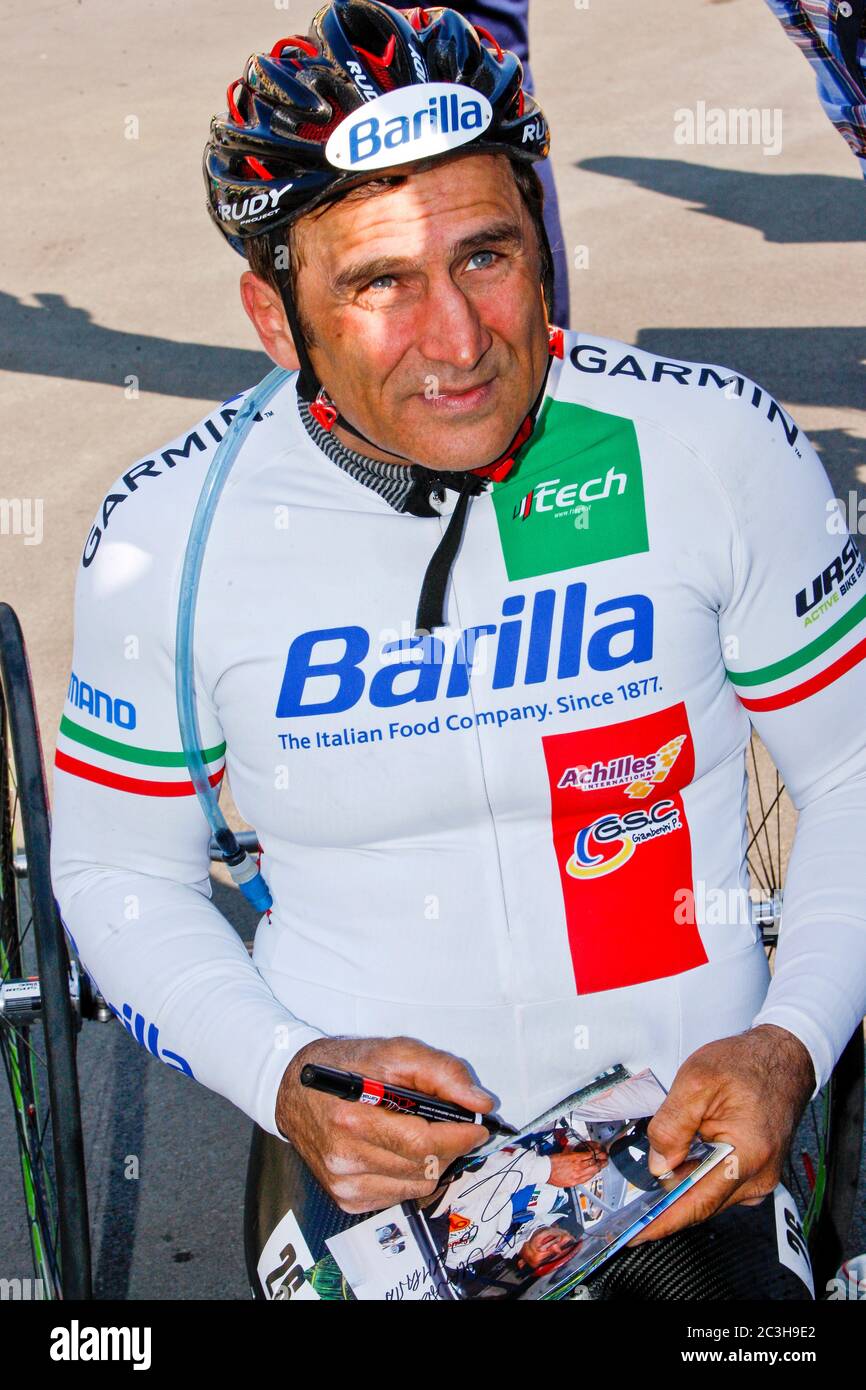 20/06/2020 Alex Zanardi Archiv/retrospektiver schwerer Unfall für Zanardi: Kollision mit einem schweren Fahrzeug, es ist sehr ernst Alex Zanardi war in einem Verkehrsunfall in der Provinz Siena, während einer der Etappen der Obiettivo Tricolore Relais, eine Reise, die unter den Teilnehmern Paralympische Athleten in Handbikes, Fahrräder oder olympischen Rollstühlen sieht beteiligt. Der Unfall ereignete sich auf der Autobahn 146 in der Gemeinde Pienza mit einem schweren Fahrzeug. Zanardi berichtete von einem Polytrauma und wurde unter sehr schweren Bedingungen per Hubschrauber ins Krankenhaus gebracht. Das sind Stunden großer Angst. Stockfoto