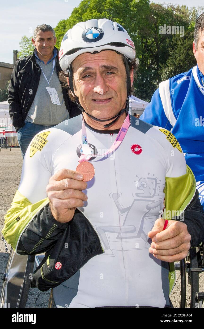 20/06/2020 Alex Zanardi Archiv/retrospektiver schwerer Unfall für Zanardi: Kollision mit einem schweren Fahrzeug, es ist sehr ernst Alex Zanardi war in einem Verkehrsunfall in der Provinz Siena, während einer der Etappen der Obiettivo Tricolore Relais, eine Reise, die unter den Teilnehmern Paralympische Athleten in Handbikes, Fahrräder oder olympischen Rollstühlen sieht beteiligt. Der Unfall ereignete sich auf der Autobahn 146 in der Gemeinde Pienza mit einem schweren Fahrzeug. Zanardi berichtete von einem Polytrauma und wurde unter sehr schweren Bedingungen per Hubschrauber ins Krankenhaus gebracht. Das sind Stunden großer Angst. Stockfoto