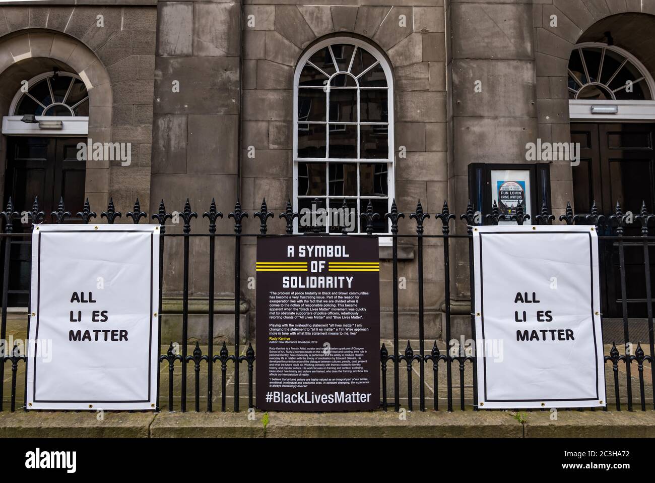Black Lives Matter Poster und Kunstwerke von Rudy Kanhye auf Geländern , Queen's Hall, Edinburgh, Schottland, Großbritannien Stockfoto