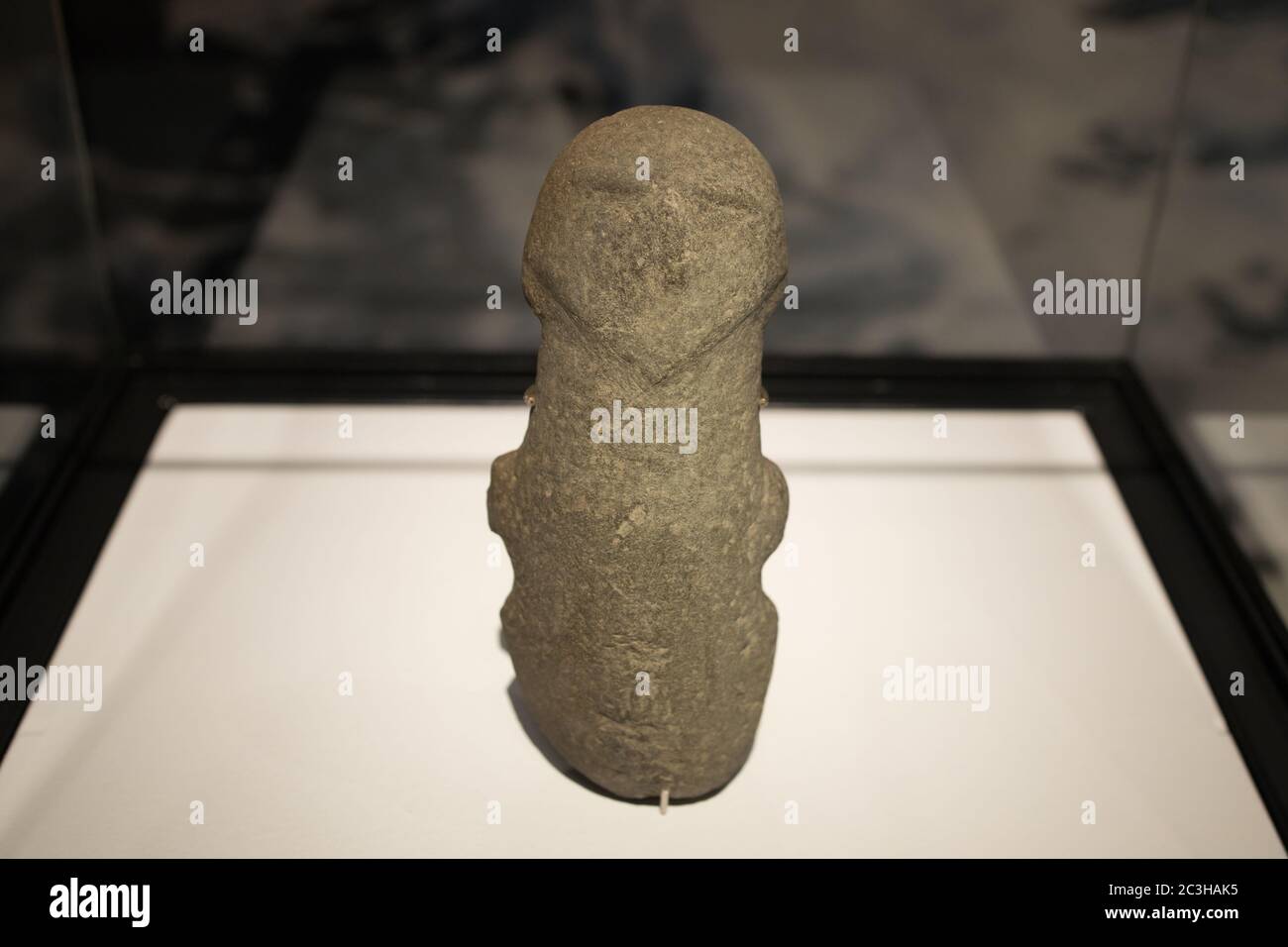 Leiden, Niederlande - 04. JAN 2020: Alte Steinfigur eines Menschen aus dem alten Zypern. Stockfoto