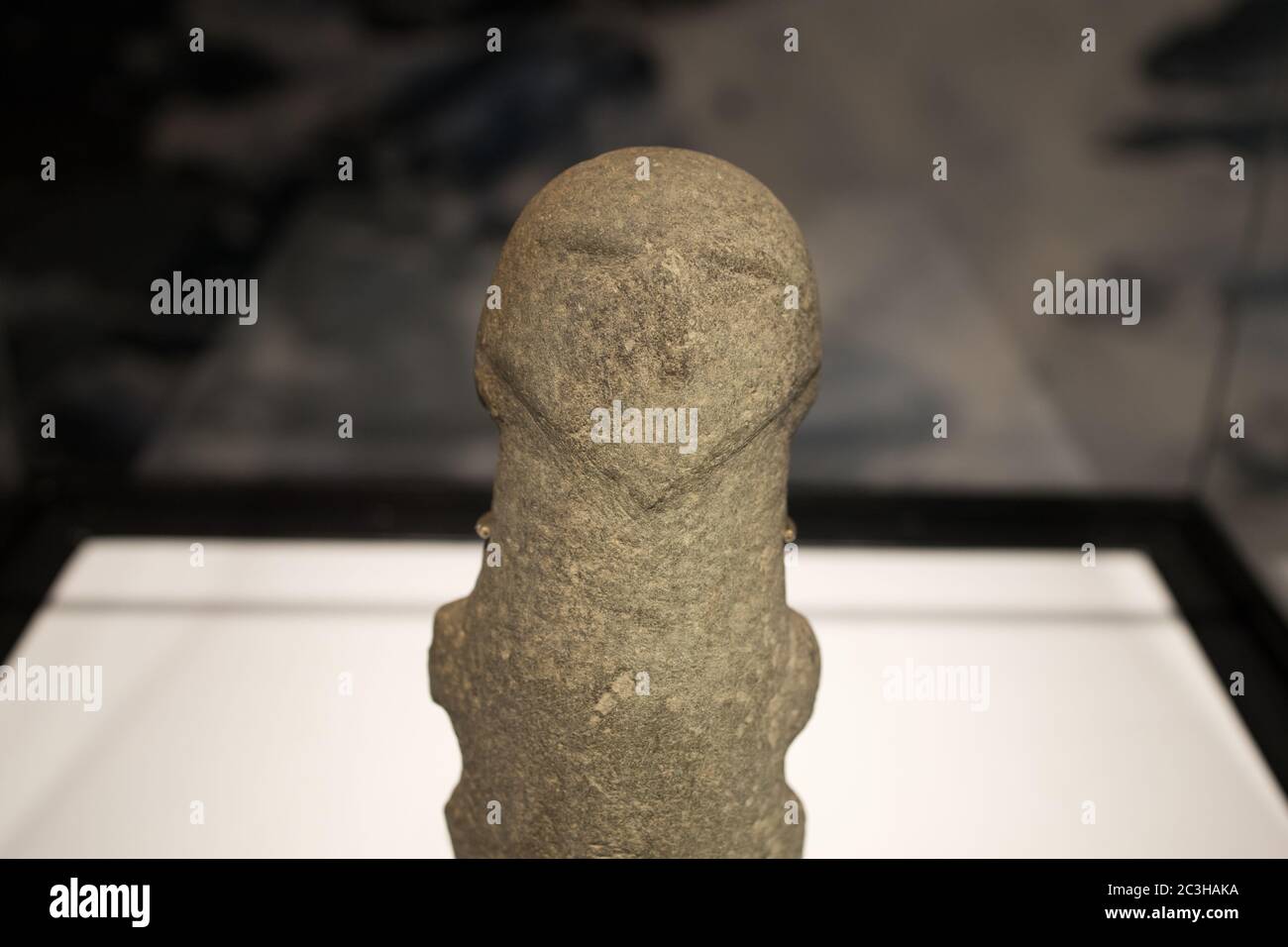 Leiden, Niederlande - 04. JAN 2020: Nahaufnahme einer alten Steinfigur eines Menschen aus dem alten Zypern. Stockfoto