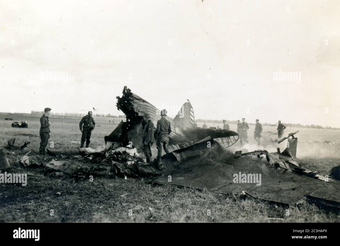 2. Weltkrieg - deutsche luftwaffe Soldaten in der Nähe zerstörten russischen Flugzeugen - barbarossa Betrieb Stockfoto
