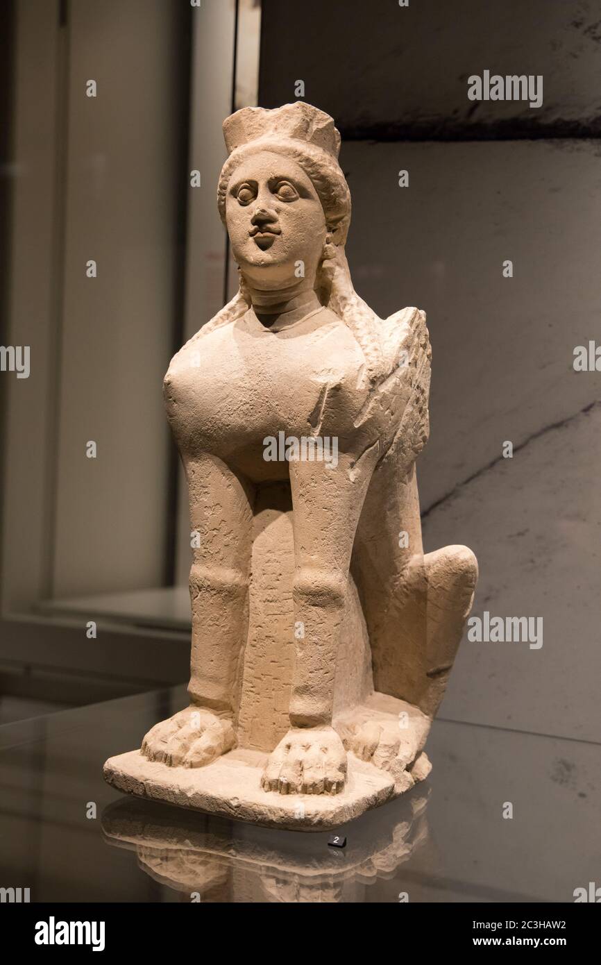 Leiden, Niederlande - 04. JAN 2020: Eine alte steinerne Sphinx-Statue aus dem alten Zypern mit klassischen griechischen Einflüssen. Stockfoto