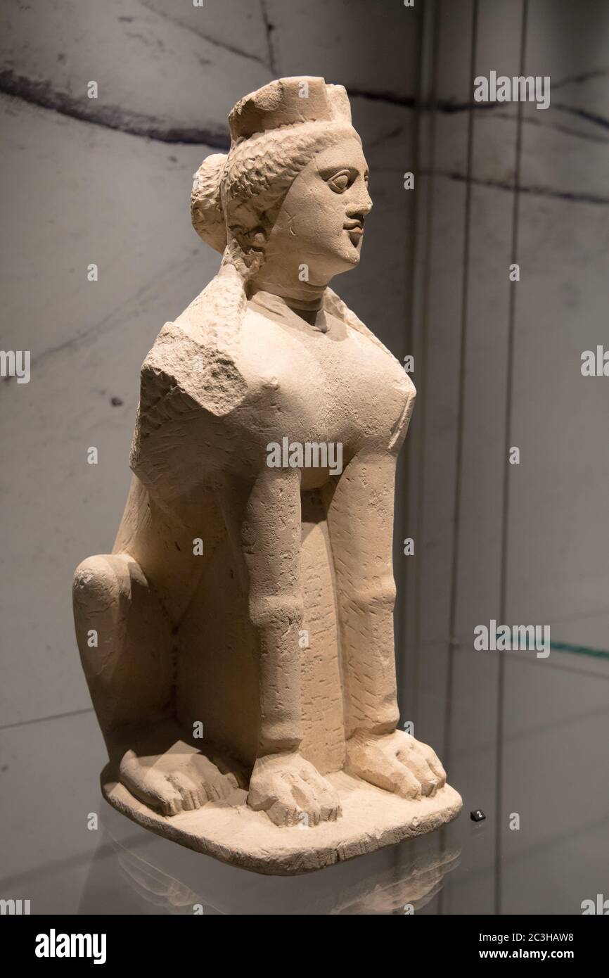 Leiden, Niederlande - 04. JAN 2020: Eine alte steinerne Sphinx-Statue aus dem alten Zypern mit klassischen griechischen Einflüssen. Stockfoto
