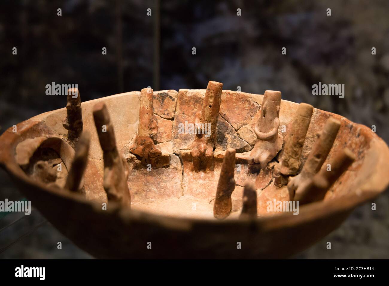 Leiden, Niederlande - 04. JAN 2020: Menschliche Terrakotta-Figuren treffen sich aus dem alten Zypern. Stammestreffen. Geheimnisvolles Objekt aus dem med Stockfoto