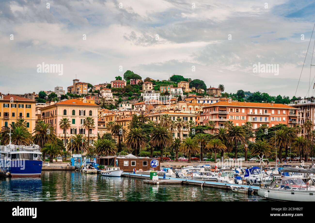 La Spezia / Italien - Mai 27 2018: Blick auf den Hafen und die Uferpromenade mit vielen Booten, Palmen und traditionellen Gebäuden. Stockfoto