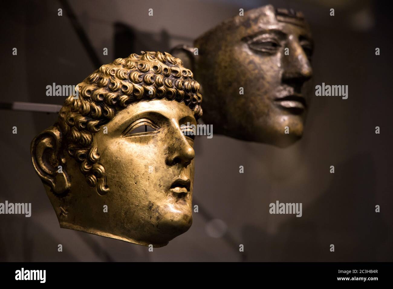 Leiden, Niederlande - 04. JAN 2020: Nahaufnahme alter Visiermasken aus dem alten Rom, gefunden in den Niederlanden. Antikes Römisches Reich. Stockfoto