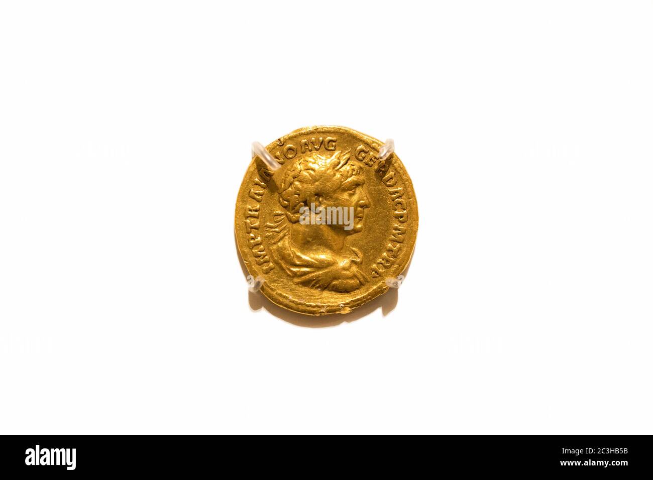 Leiden, Niederlande - 04. JAN 2020: Nahaufnahme einer alten Goldmünze aus dem römischen Reich. Trajan Denarius. IMP TRAIANO AVG GER DAC P M TR P. Stockfoto