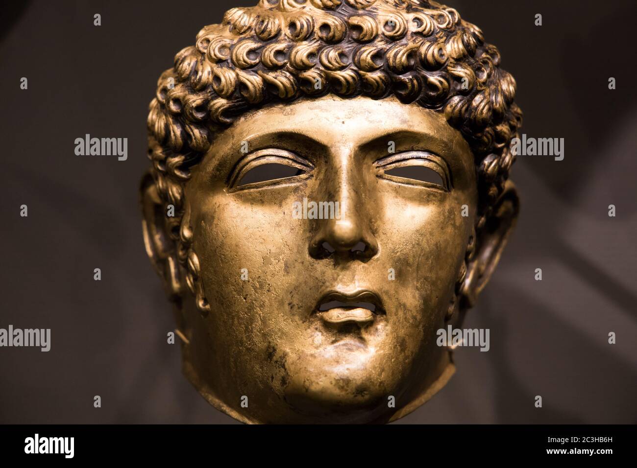 Leiden, Niederlande - 04. JAN 2020: Nahaufnahme einer bronzenen römischen Reitermaske aus der niederländischen Römerzeit (80-125 n. Chr.). Eine Gordon Maske. Stockfoto
