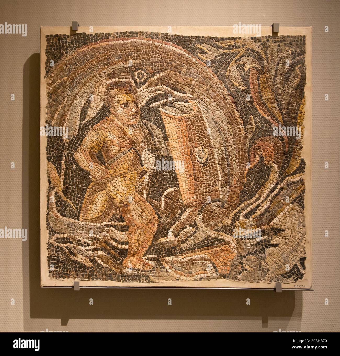 Leiden, Niederlande - 04. JAN 2020: Nahaufnahme von antiken römischen Mosaikfliesen eines römischen Legionssoldaten mit einem Skutumschild. Stockfoto