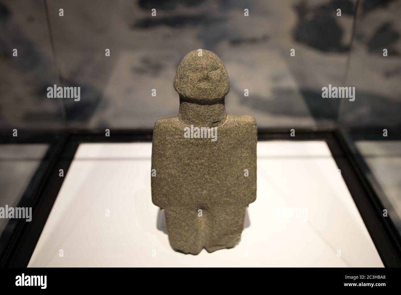 Leiden, Niederlande - 04. JAN 2020: Eine alte Steinfigur aus dem alten Zypern. 7. Jahrtausend v. Chr. Stockfoto