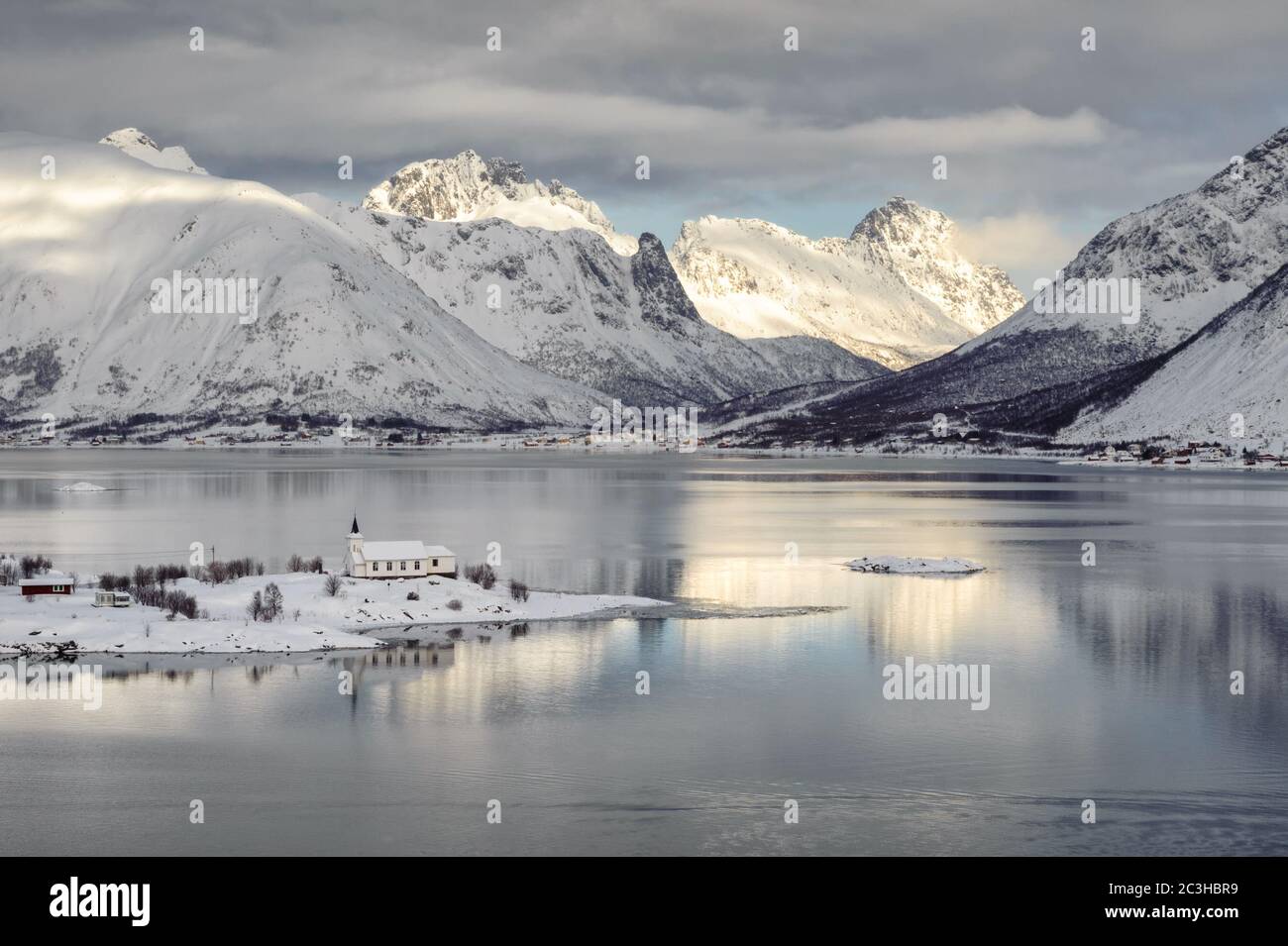 Kleine Halbinsel Sildpollnes mit Kirche in der Mitte des norwegischen Fjords, Lofoten Stockfoto