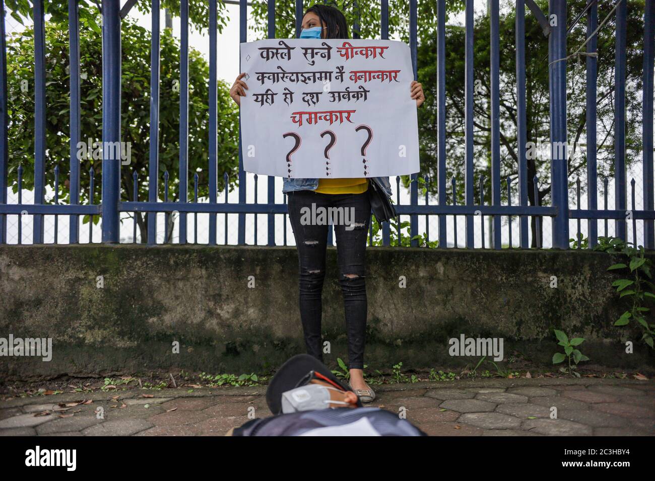 Während des Protestes wird eine junge Frau mit einem Plakat gesehen. Jugend inszenieren einen Protest als Symbol gegen das Missmanagement der Regierung in der COVID-19-Krise. Stockfoto
