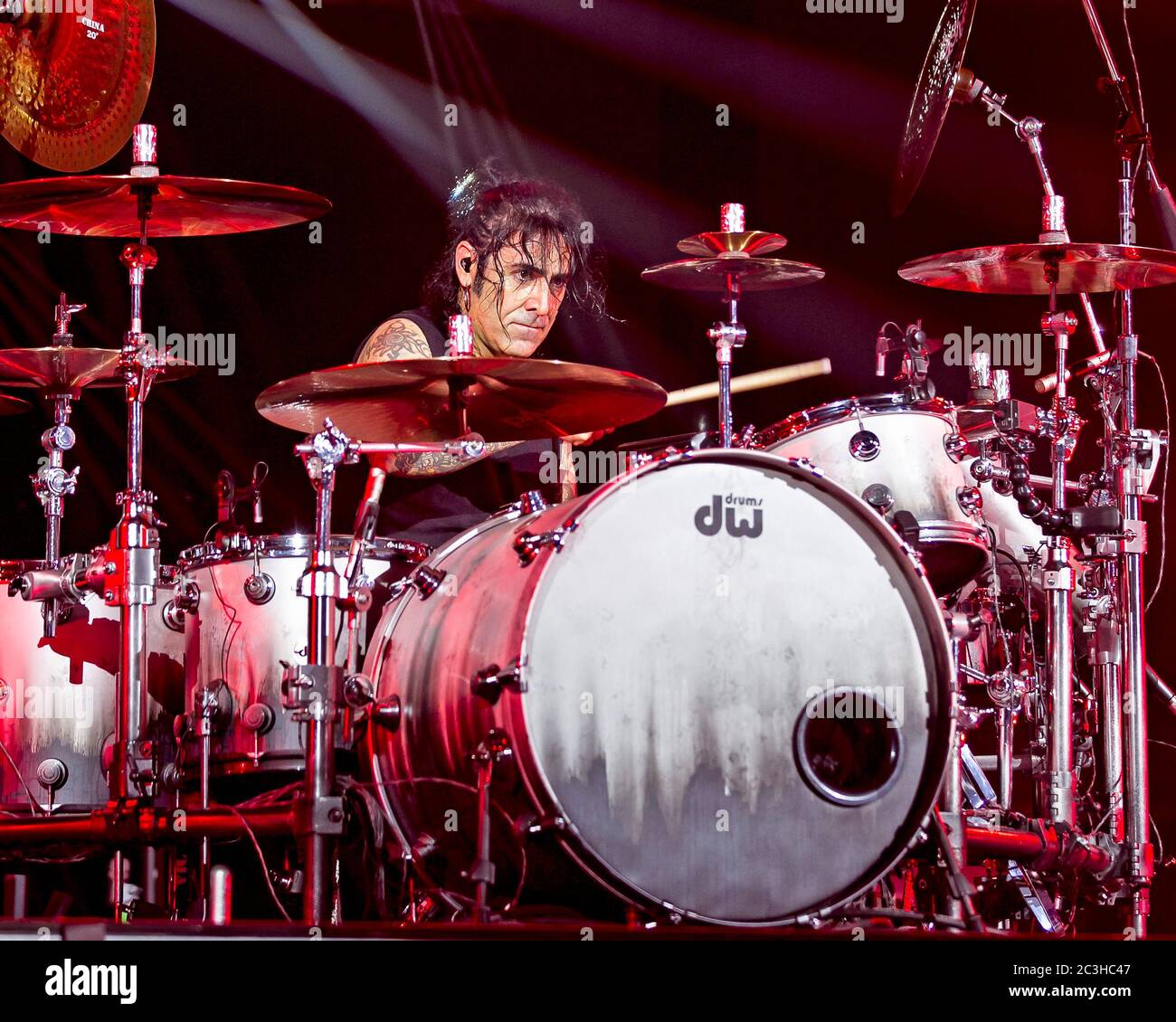 Schlagzeuger Alex Gonzalez, El Animal, tritt mit der mexikanischen Pop-Rock-Band Mana in der American Airlines Arena in Miami, Florida auf. Stockfoto
