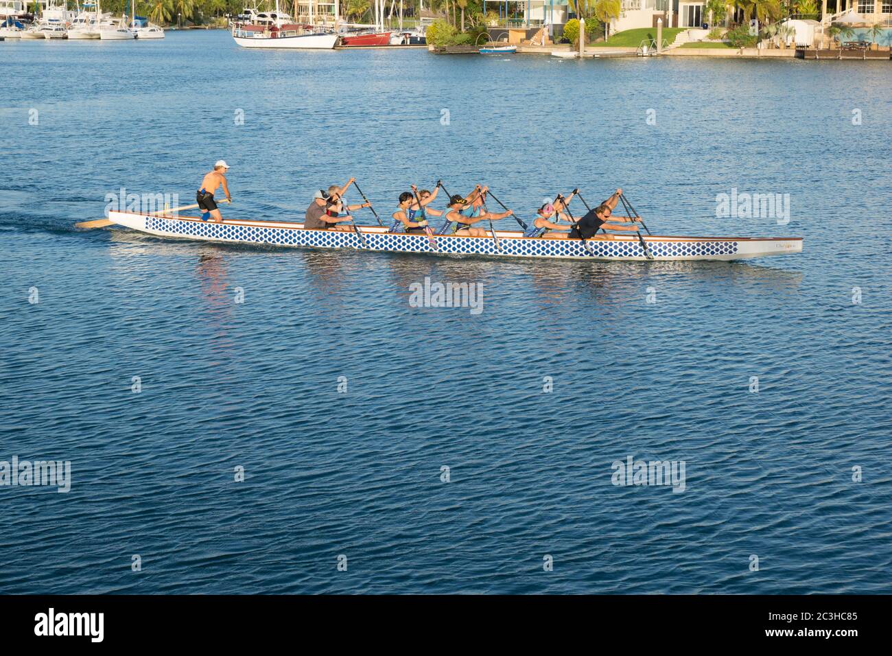 Ruderteam, das in Darwins Cullen Bay Marina in Darwin, Northern Territory, Australien, arbeitet Stockfoto