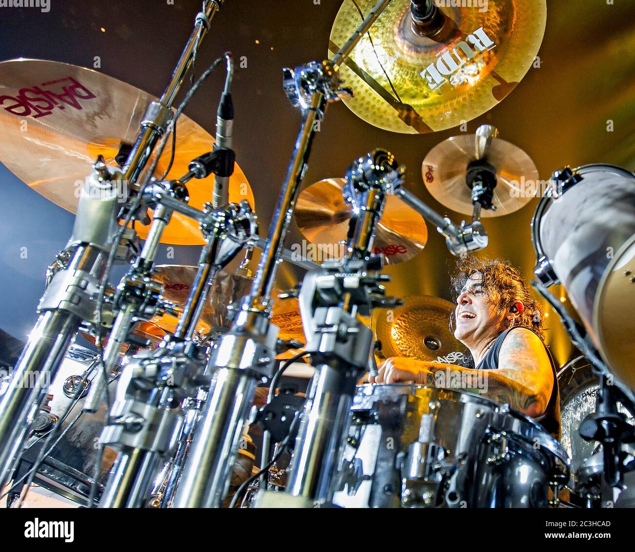 Schlagzeuger Alex Gonzalez, El Animal, tritt mit der mexikanischen  Pop-Rock-Band Mana in der American Airlines Arena in Miami, Florida auf  Stockfotografie - Alamy
