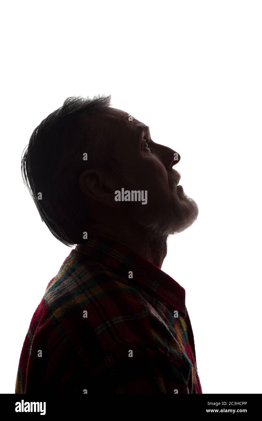 Porträt eines alten Mannes, unrasiert, mit Bart, Seitenansicht - dunkel isolierte Silhouette Stockfoto