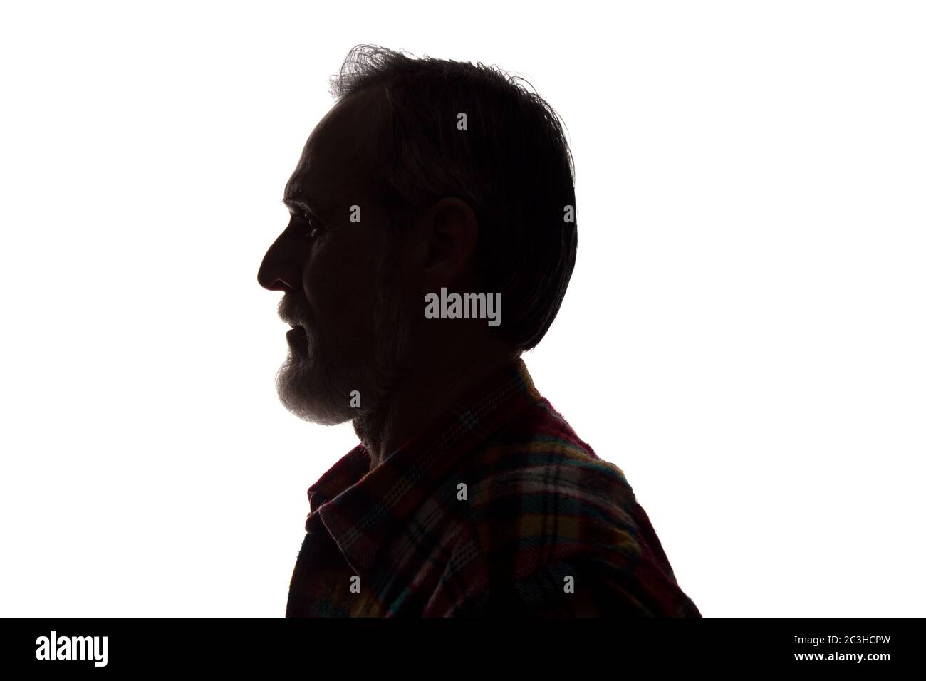 Porträt eines alten Mannes, unrasiert, mit Bart, Seitenansicht - dunkel isolierte Silhouette Stockfoto