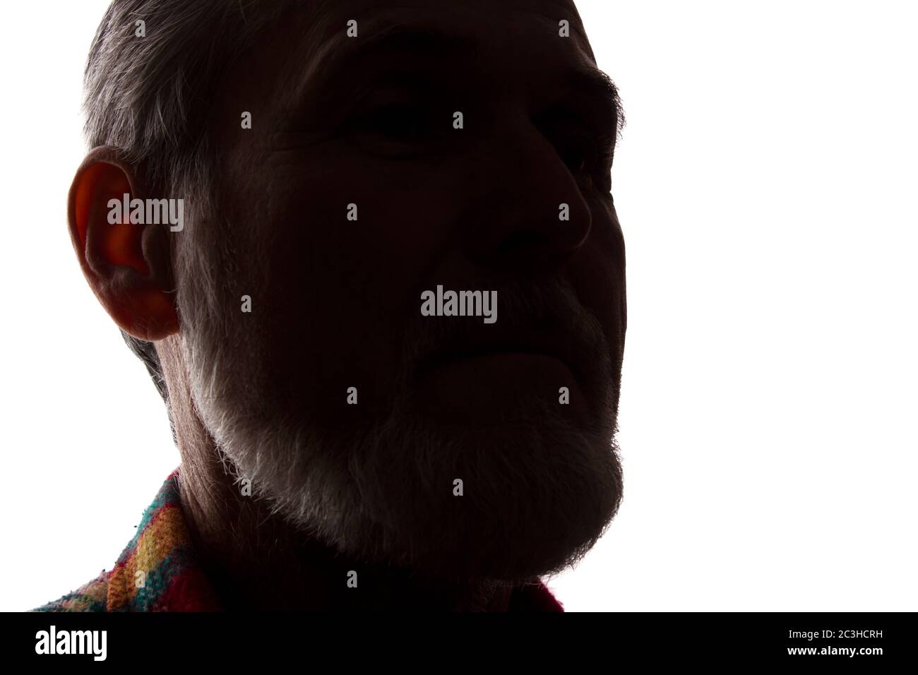 Porträt eines alten Mannes, unrasiert, mit Bart, Seitenansicht - dunkel isolierte Silhouette Stockfoto