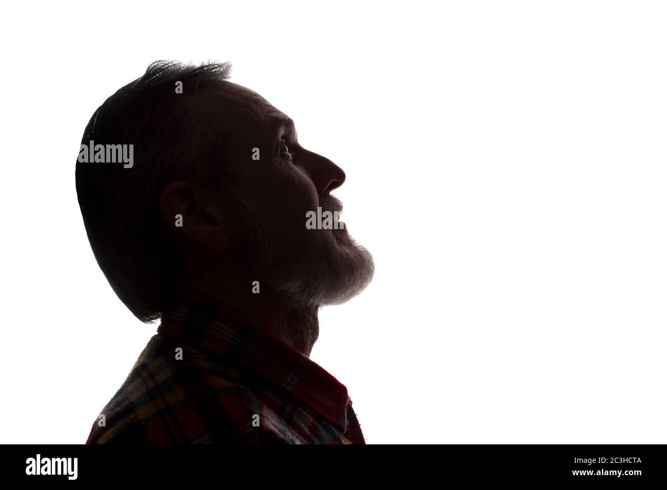 Porträt eines alten Mannes, unrasiert, mit Bart, Seitenansicht - dunkel isolierte Silhouette Stockfoto