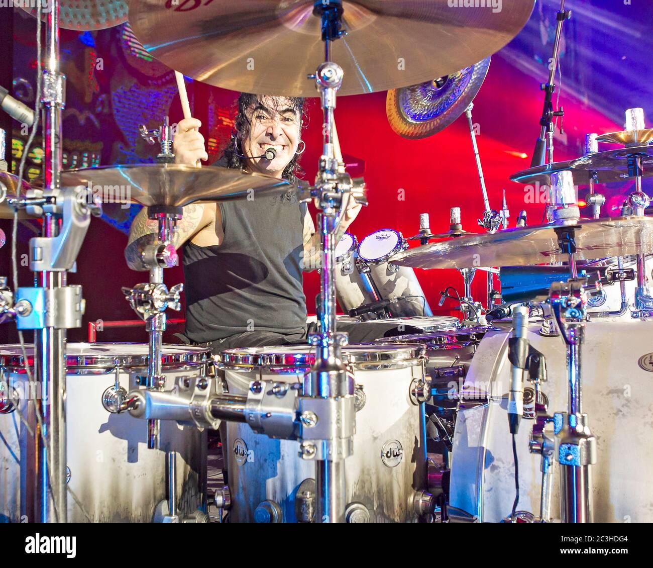 Schlagzeuger Alex Gonzalez, El Animal, tritt mit der mexikanischen Pop-Rock-Band Mana in der American Airlines Arena in Miami, Florida auf. Stockfoto