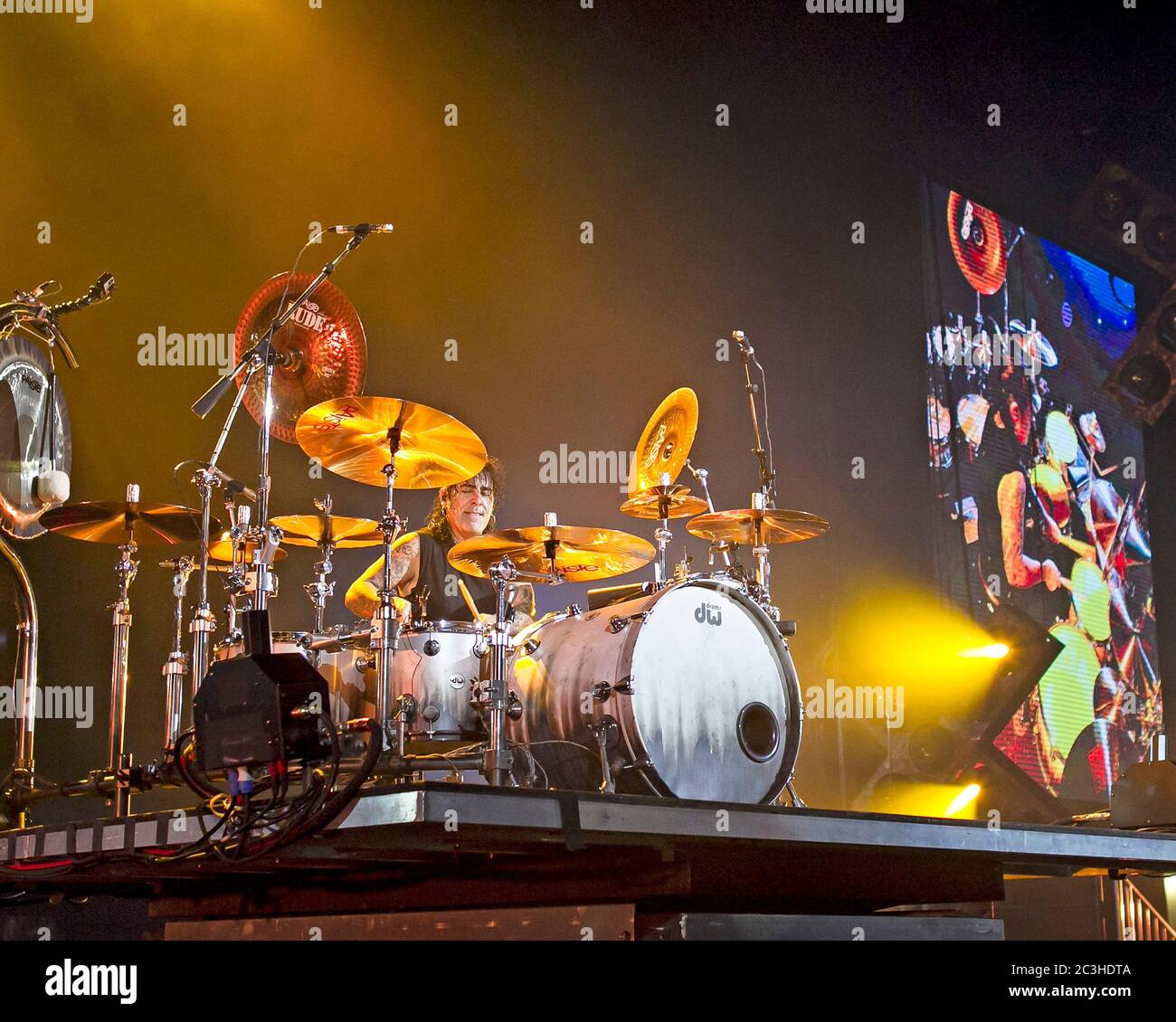 Schlagzeuger Alex Gonzalez, El Animal, tritt mit der mexikanischen Pop-Rock-Band Mana in der American Airlines Arena in Miami, Florida auf. Stockfoto