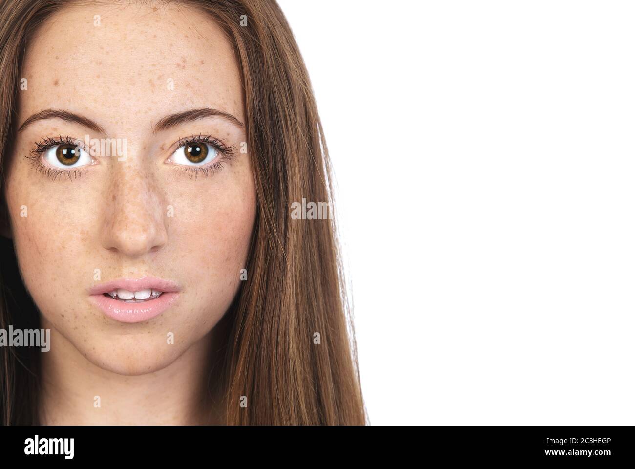 Ein Porträt einer jungen, frisch gesichtigen Frau mit Sommersprossen. Natürliches Schönheitskonzept mit Platz für Ihren Text Stockfoto