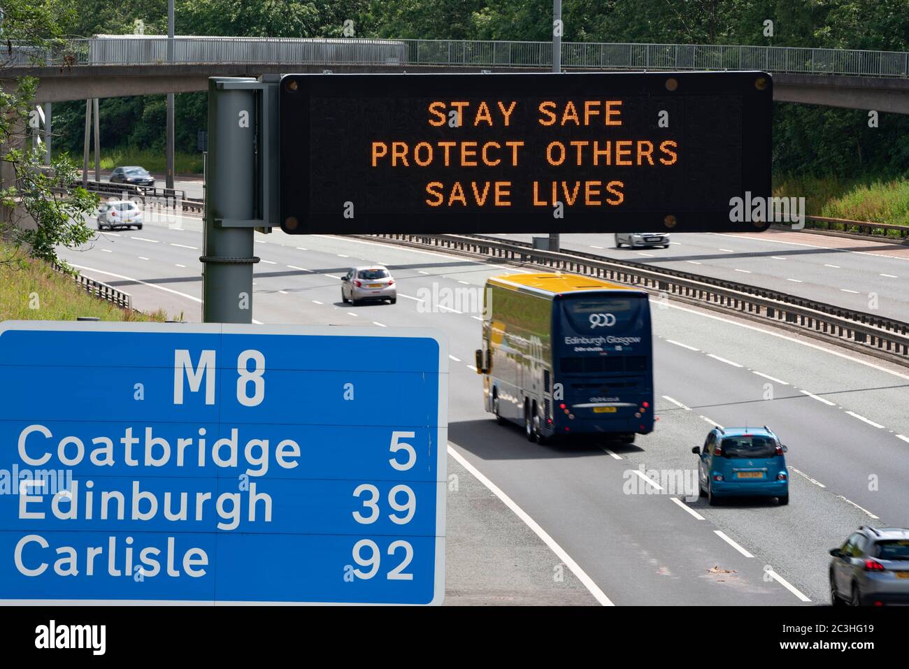 Glasgow und Haggs, Schottland, Großbritannien. Juni 2020. 20 Variable Message Boards neben der Autobahn M8 in Glasgow und der Autobahn M80 in Zentral-Schottland mit neuen offiziellen staatlichen Gesundheitsempfehlungen, wie die covid-19 und Coronavirus Pandemie zu bekämpfen. Stay Safe, Protect others, Save Lives ist der neue Slogan. Abgebildet; Anzeige neben M8 in Glasgow. Iain Masterton/Alamy Live News Stockfoto