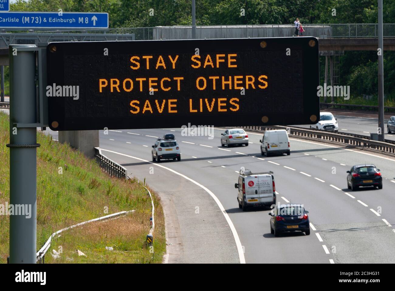 Glasgow und Haggs, Schottland, Großbritannien. Juni 2020. 20 Variable Message Boards neben der Autobahn M8 in Glasgow und der Autobahn M80 in Zentral-Schottland mit neuen offiziellen staatlichen Gesundheitsempfehlungen, wie die covid-19 und Coronavirus Pandemie zu bekämpfen. Stay Safe, Protect others, Save Lives ist der neue Slogan. Abgebildet; Anzeige neben M8 in Glasgow. Iain Masterton/Alamy Live News Stockfoto