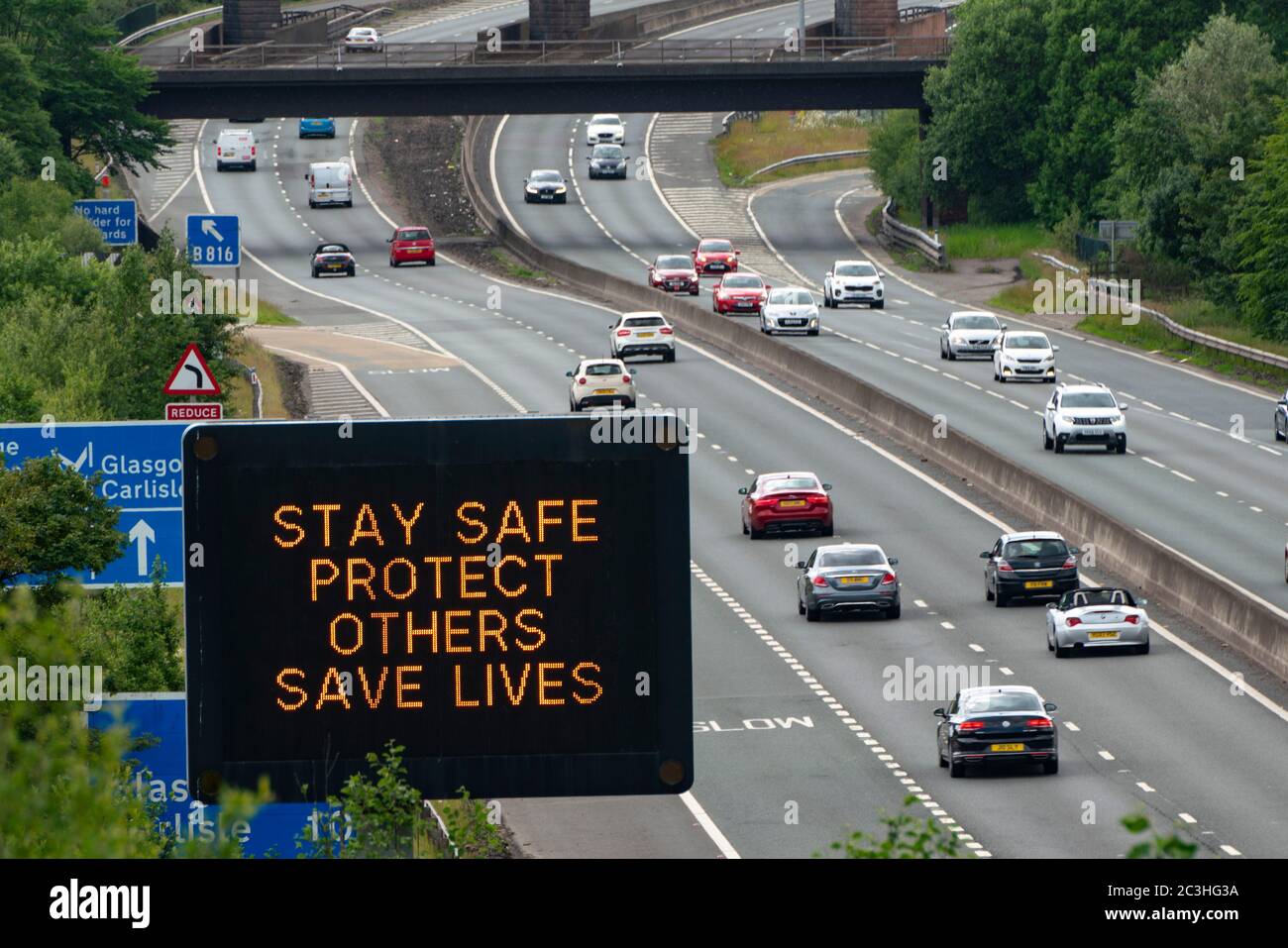 Glasgow und Haggs, Schottland, Großbritannien. Juni 2020. 20 Variable Message Boards neben Autobahnen in Zentral-Schottland mit neuen offiziellen staatlichen Gesundheitsempfehlungen, wie man die Covid-19 und Coronavirus Pandemie zu bekämpfen. Stay Safe, Protect others, Save Lives ist der neue Slogan. Abgebildet; Display neben M80 bei Haggs. Iain Masterton/Alamy Live News Stockfoto