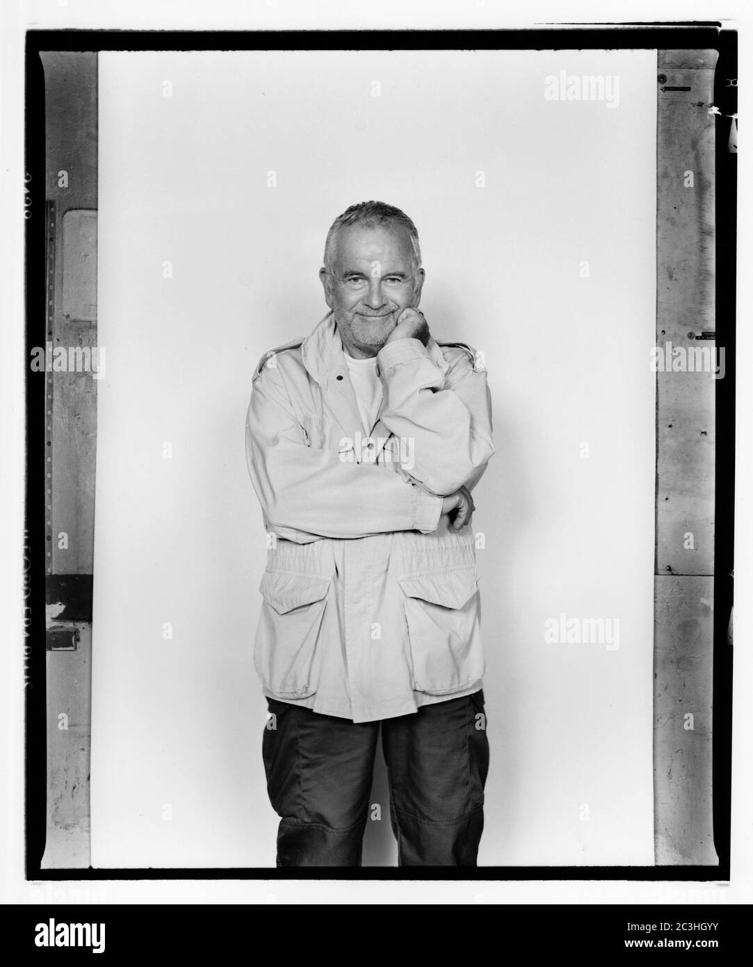 Sir Ian Holm. Großer britischer Schauspieler, der am 19. Juni 2020 verstarb. Er war ein Riese auf der Bühne, vor allem in Shakespeare-Stücken wie King Lear und trat in unzähligen Filmen wie: Chariots of Fire, The Hobbit, Aliens, Lord of war auf. Dieses Bild wurde in Glasgow während der Dreharbeiten zum Comedy-Film "The Match" aufgenommen. ALAN WYLIE/ALAMY© Stockfoto