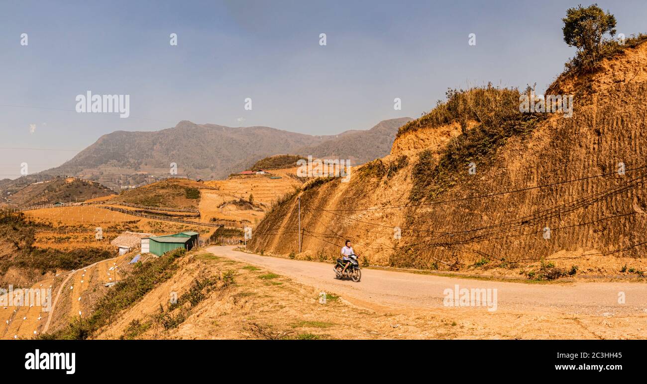 Schöne landschaftlich schöne terrassenförmige Reisfelder während der Trockenzeit in Sapa (Sa Pa) Bezirk der Provinz Lào Cai in der nordwestlichen Region von Vietnam Stockfoto