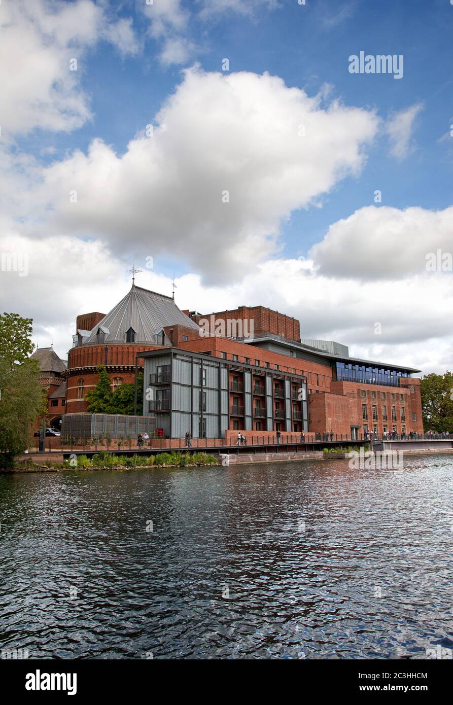 STRATFORD-UPON-AVON - MAI 22: Das neu renovierte und wiedereröffnete Royal Shakespeare Theater in Stratford, Großbritannien. Die Royal Shakespeare Company wird gefeiert Stockfoto
