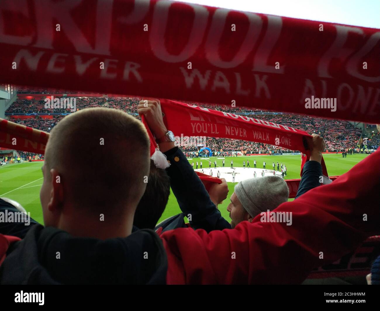 FC Liverpool Fans im Anfield Stadium, Liverpool für ein Heimspiel der Champions League gegen den FC Porto Stockfoto