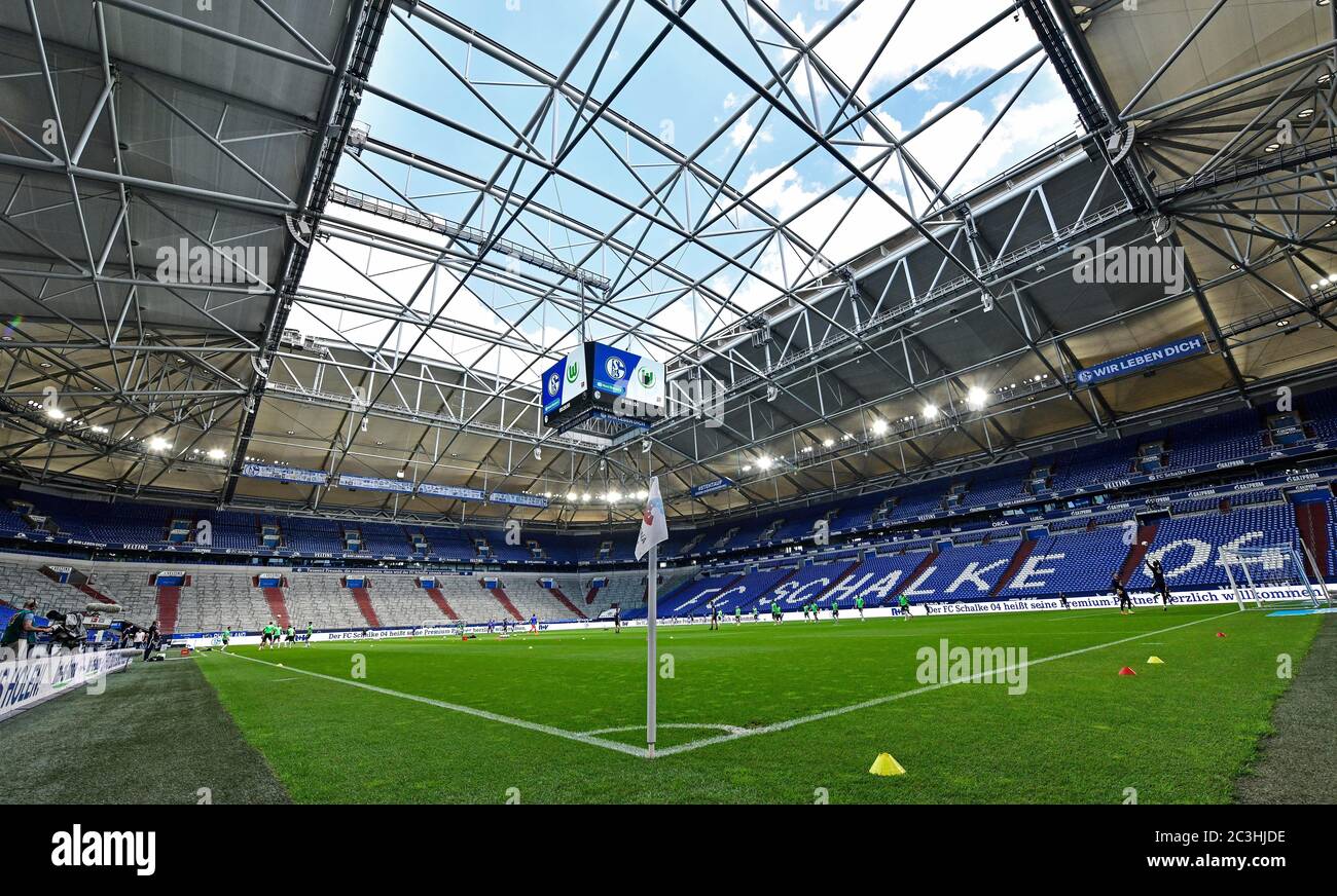 Gelsenkirchen, Deutschland. Juni 2020. Fußball: Bundesliga, FC Schalke 04 - VfL Wolfsburg, 33. Spieltag in der Veltnis Arena: Spieler wärmen sich vor dem Spiel auf. Quelle: Martin Meissner/AP-Pool/dpa - WICHTIGER HINWEIS: Gemäß den Bestimmungen der DFL Deutsche Fußball Liga und des DFB Deutscher Fußball-Bund ist es untersagt, im Stadion und/oder aus dem Spiel aufgenommene Aufnahmen in Form von Sequenzbildern und/oder videoähnlichen Fotoserien zu nutzen oder auszunutzen./dpa/Alamy Live News Stockfoto