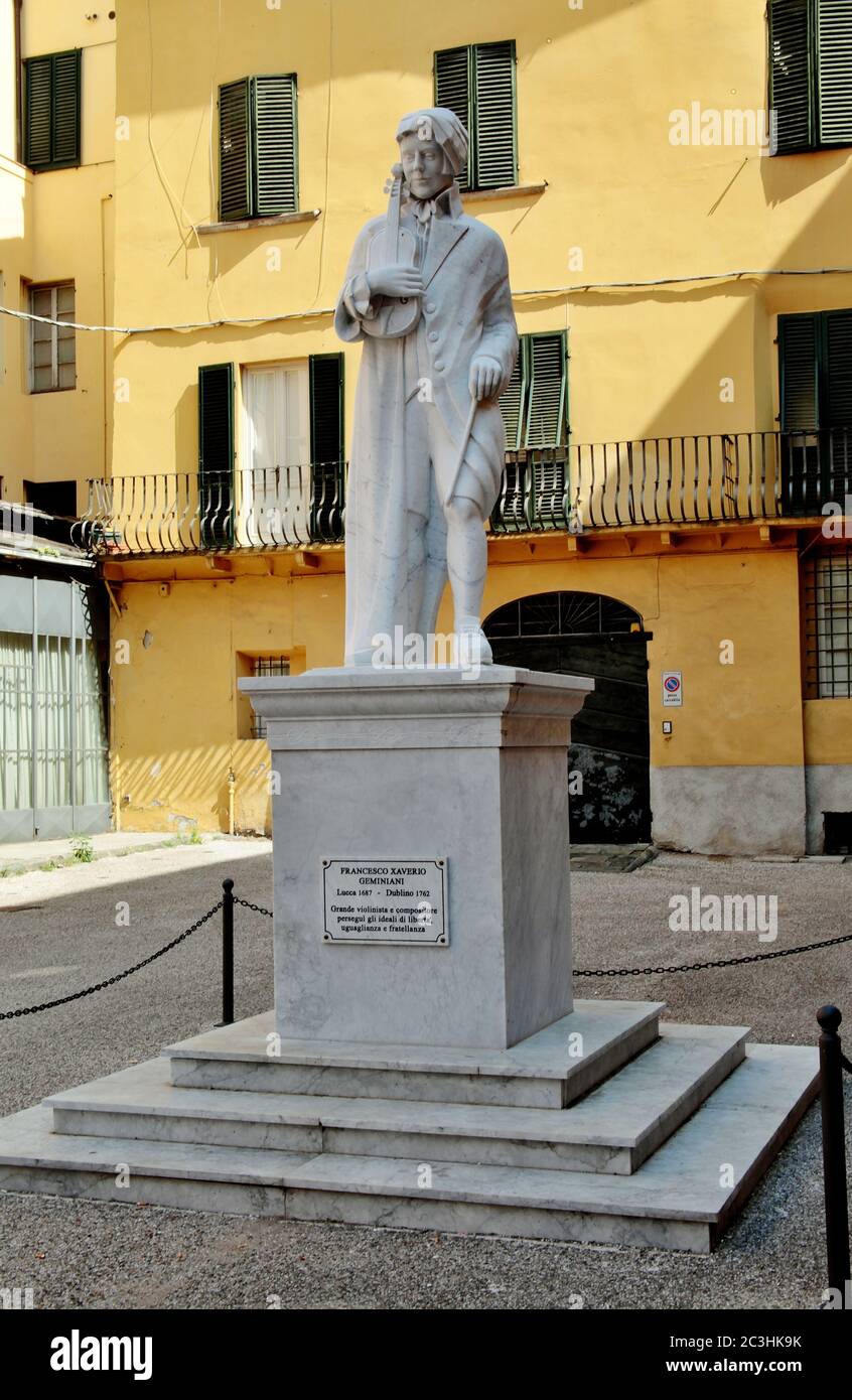 Vertikale Aufnahme einer Statue von Francesco Geminiani mit der Violine in der Stadt Lucca in der Toskana Stockfoto