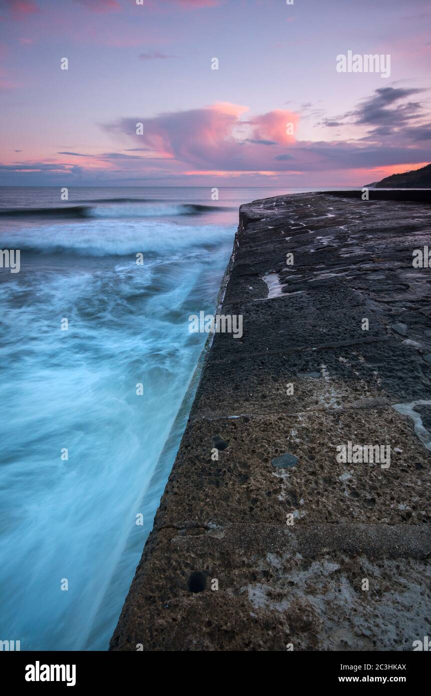 Sonnenuntergang über den Cobb in Lyme Regis, Dorset, England, UK Stockfoto