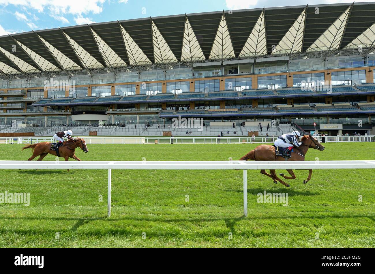 Alpine Star von Frankie Dettori geritten gewinnt die Krönung Einsätze während Tag fünf von Royal Ascot auf Ascot Racecourse. Stockfoto